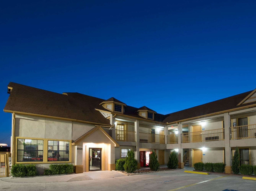 Howard Johnson by Wyndham San Marcos