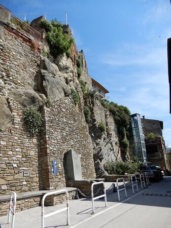 Monumento Vititme Bombardamento 1944-Passignano sul Trasimeno必去景点