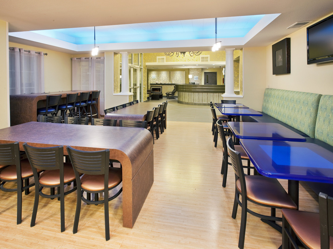 伯克利快捷假日酒店主图