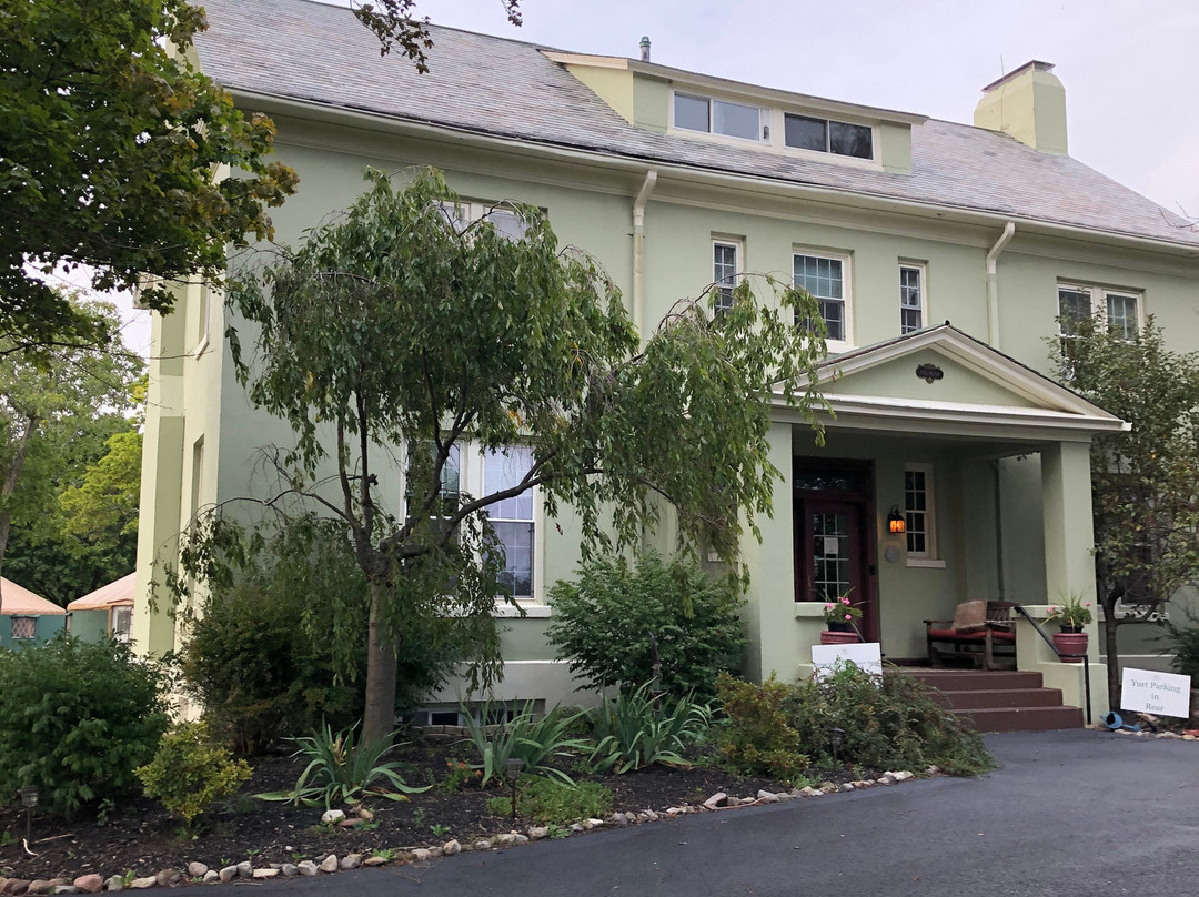 Yale Manor B&B And Yurts主图