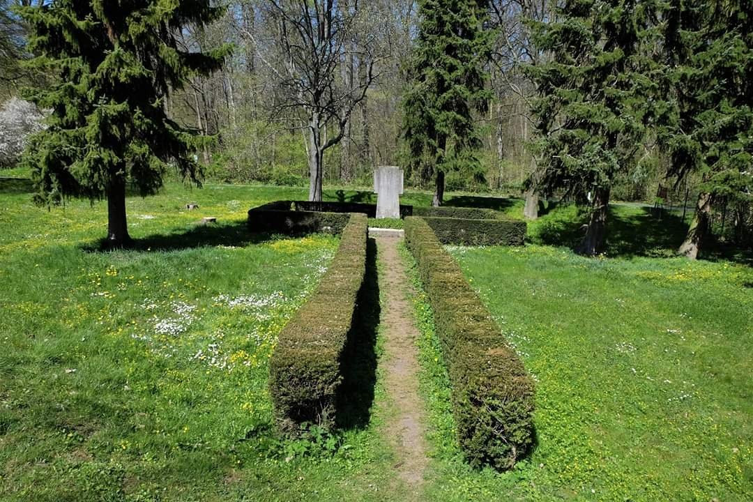 Memorial to the victims of bomb raid 11 April 1945景点图片