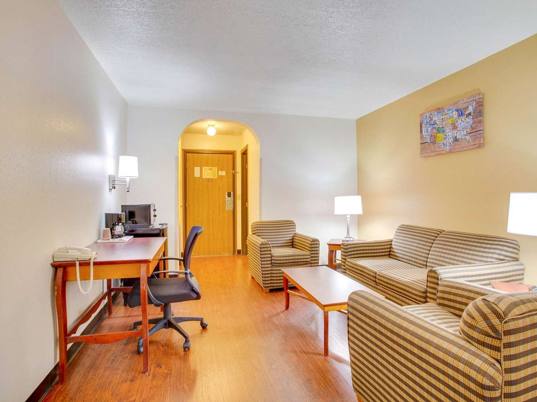 Econo Lodge Inn & Suites Albuquerque East I-40 Eubank Exit主图