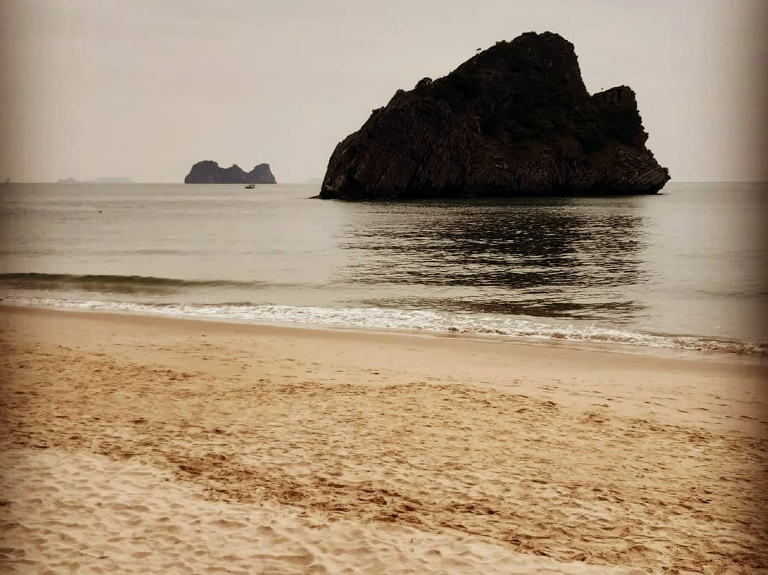 吉婆岛日出度假酒店主图