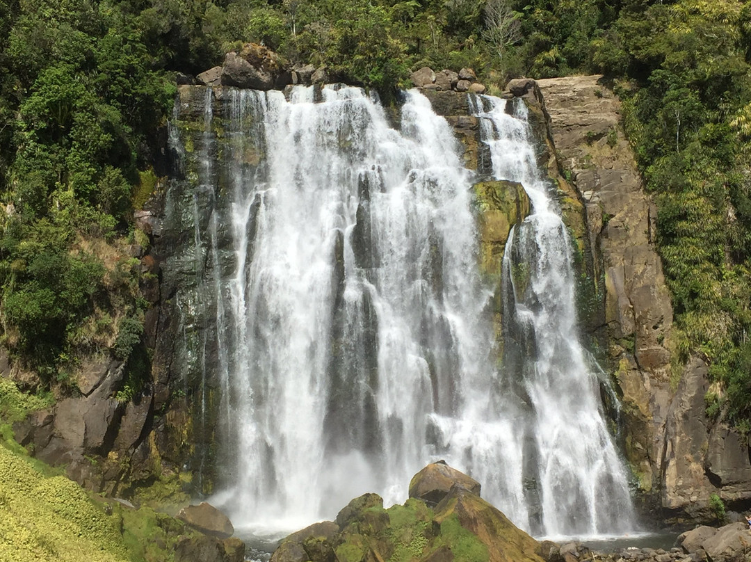 Marakopa Falls景点图片