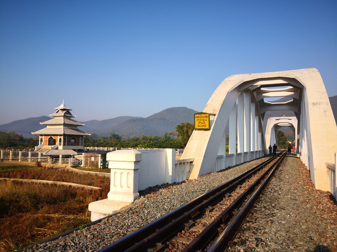 The Tha Chomphu White Bridge-夜塔必去景点
