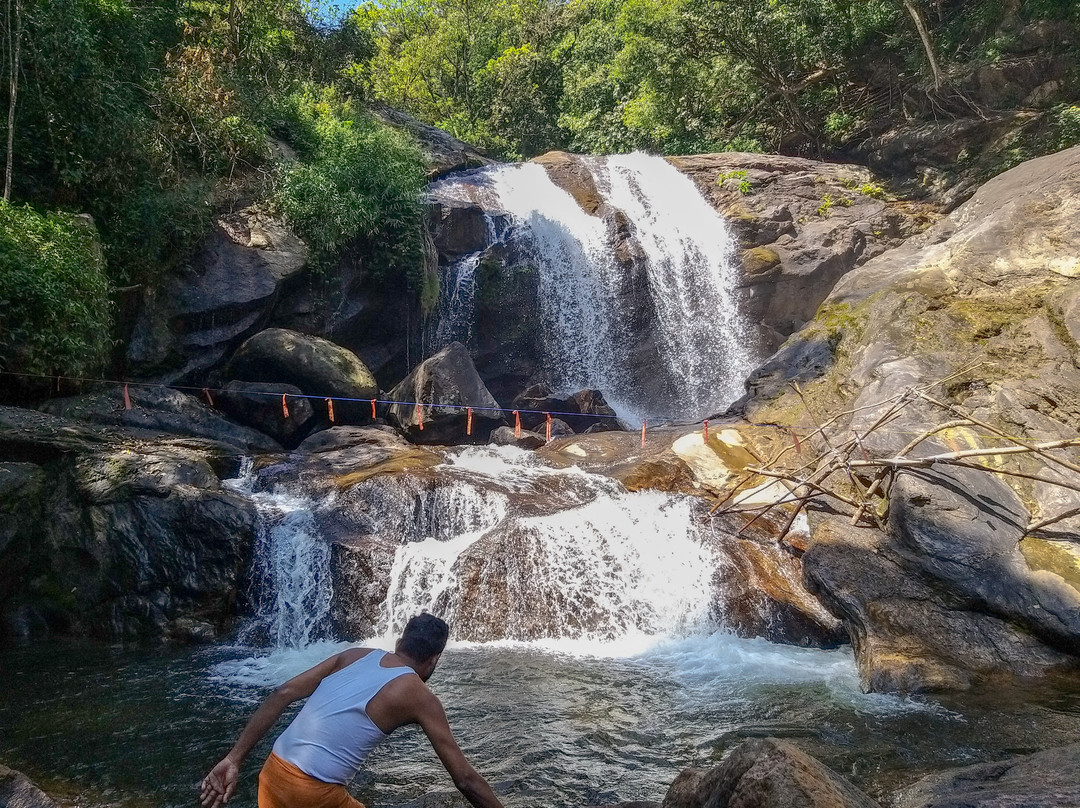 Lakkam Waterfalls景点图片