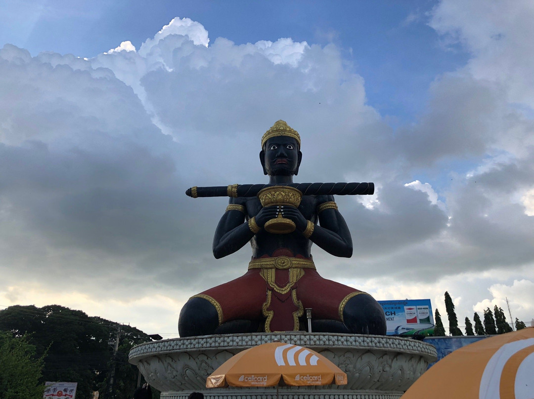 Ta Dumbong Kro Aung Statue-马德望必去景点