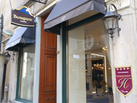 波拿巴特酒店主图