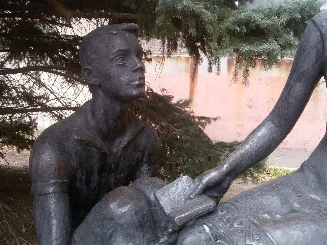 Molodyye Lyudi  Sculpture