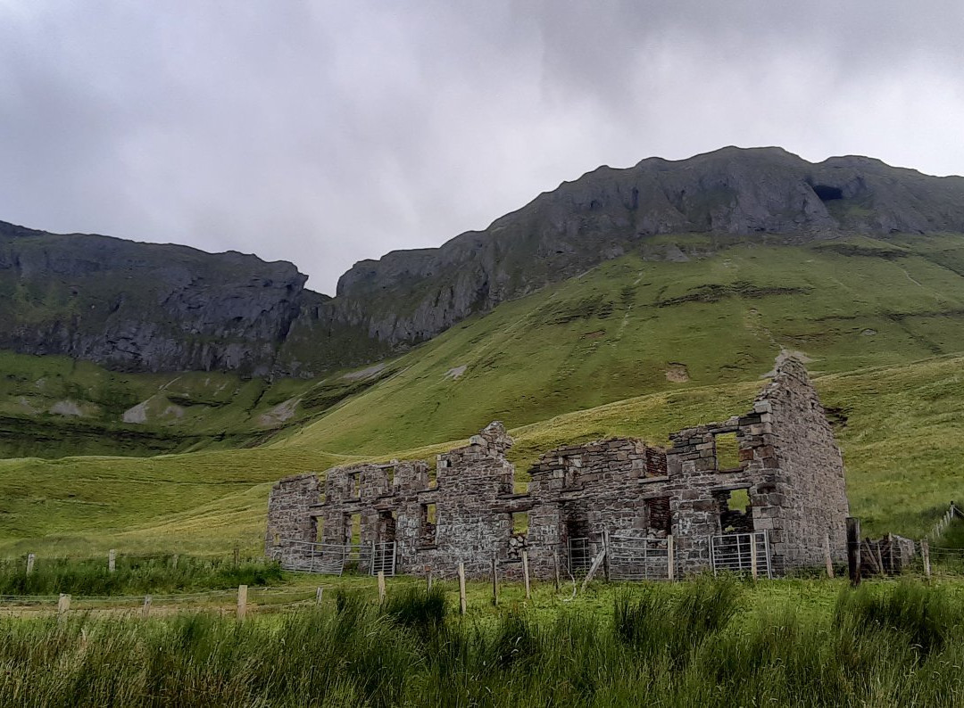 Diarmuid & Grainne's Cave景点图片