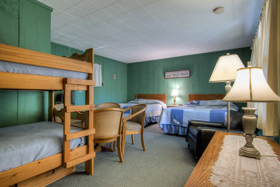 Motel In The Meadow主图