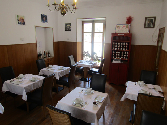 菲菲磨坊酒店主图