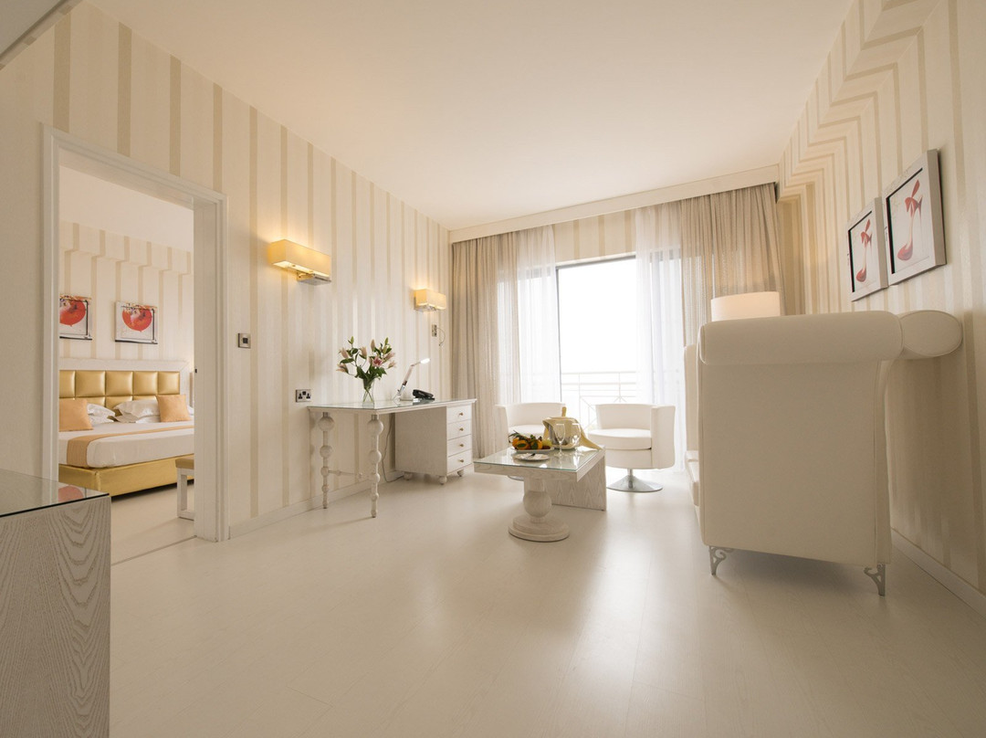 St. George Beach Hotel & Spa Resort主图