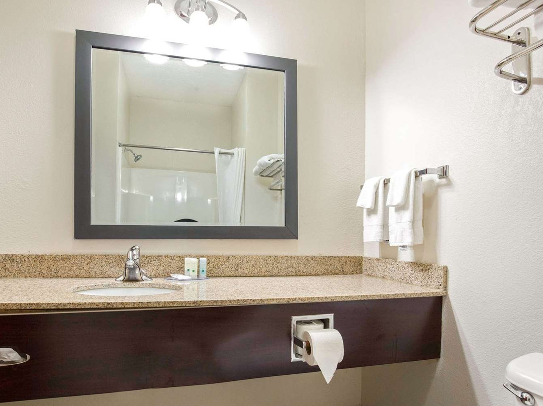 Quality Inn & Suites Arnold - St Louis主图