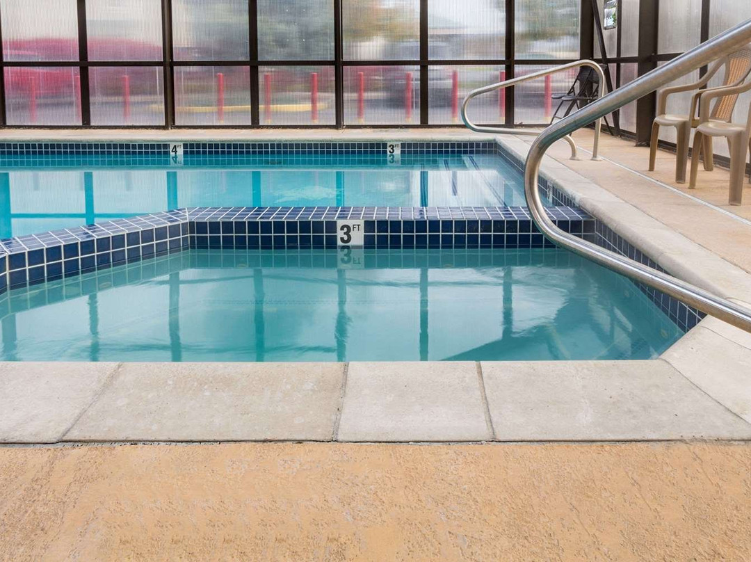 Super 8 by Wyndham Logan主图