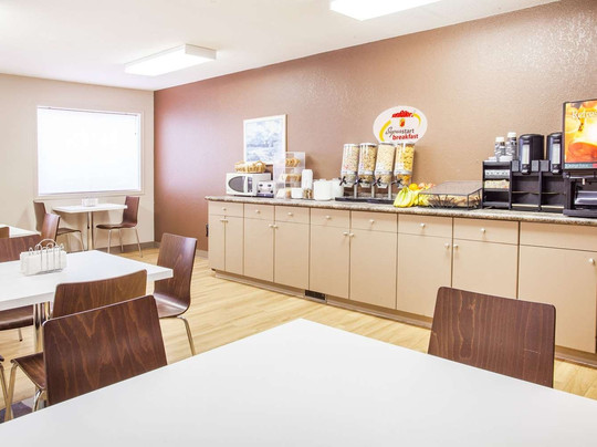 Super 8 by Wyndham Meadow Lake主图