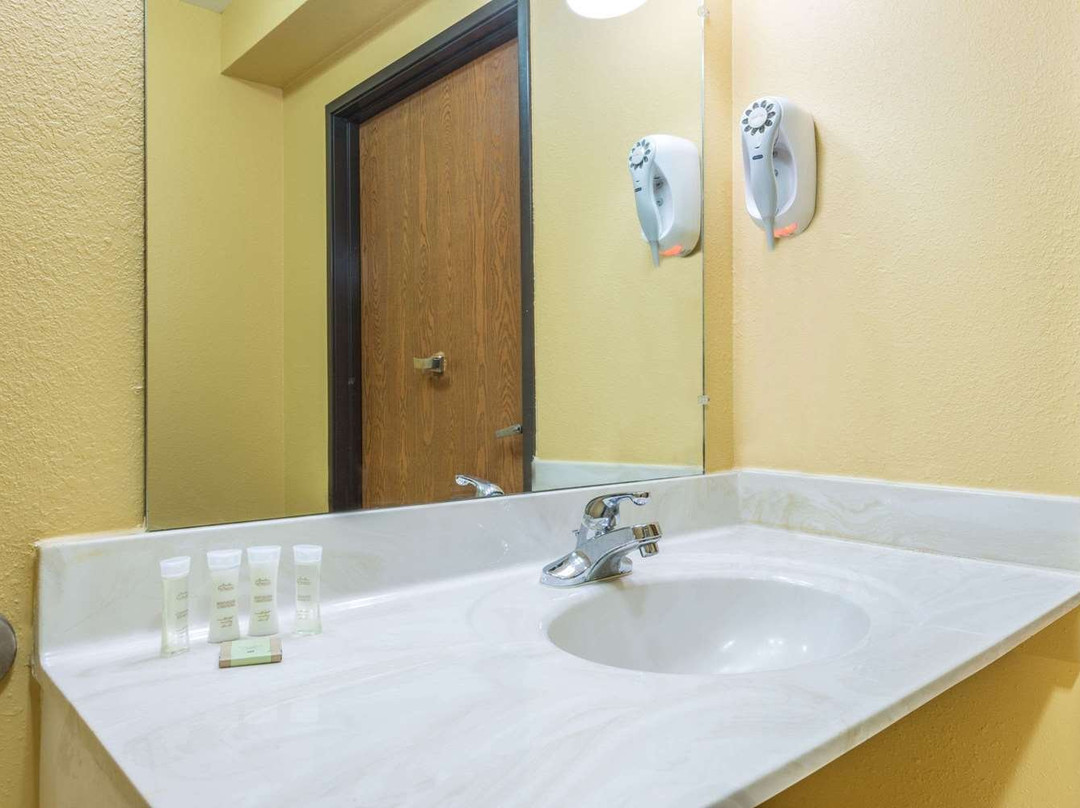 Super 8 by Wyndham Troy IL/St. Louis Area主图