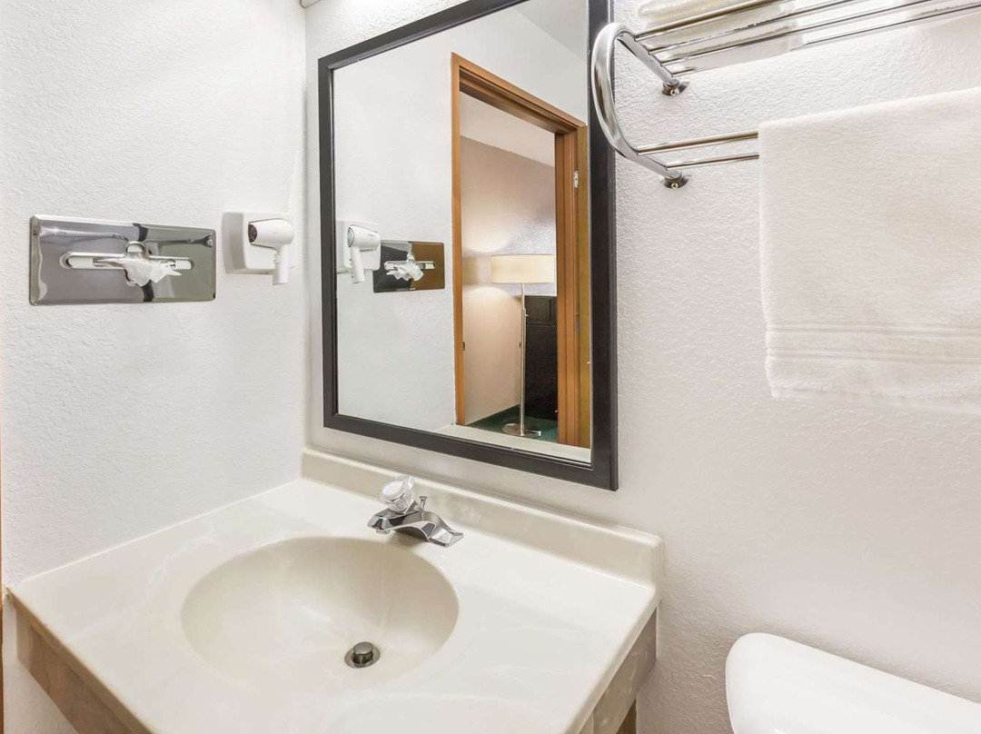 Super 8 by Wyndham Ionia MI主图