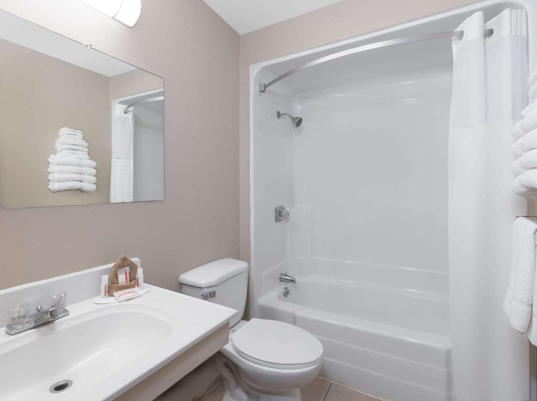 鲍曼速8酒店主图