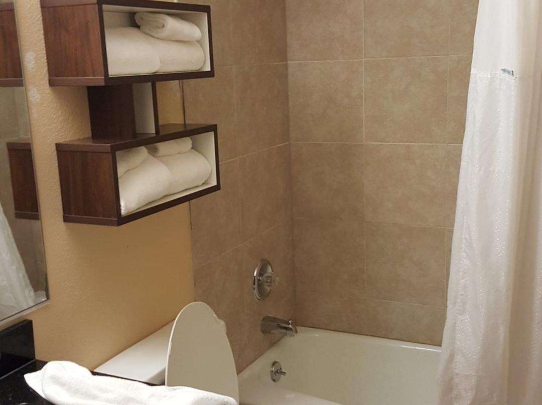 Howard Johnson by Wyndham Waterloo/Cedar Falls主图