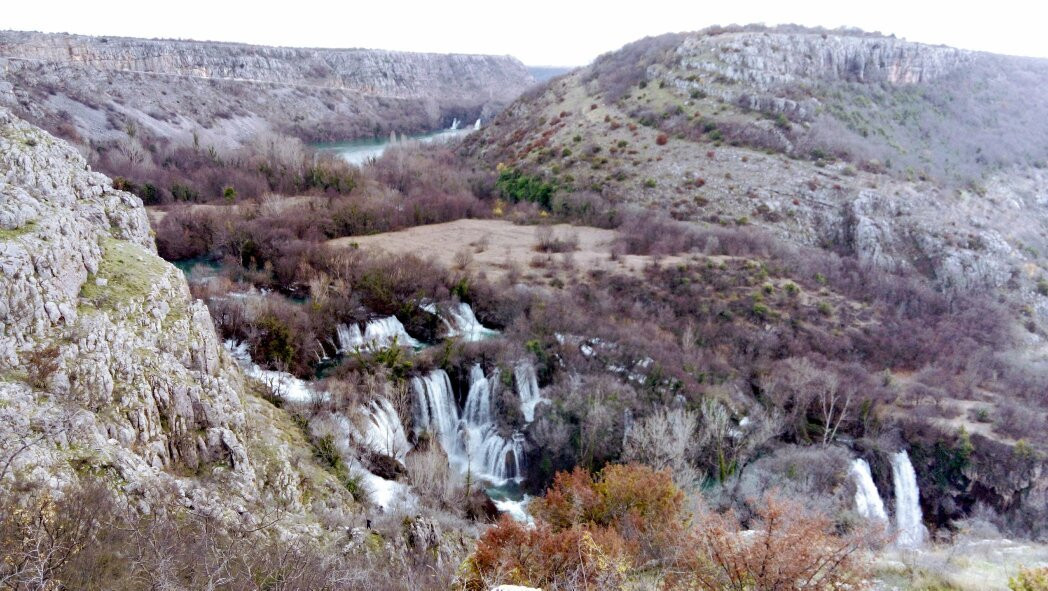 Manojlovac waterfall景点图片