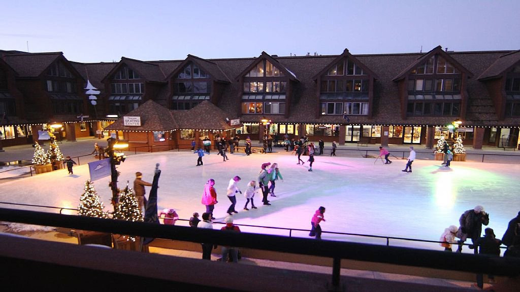 Resort Center Ice Rink景点图片