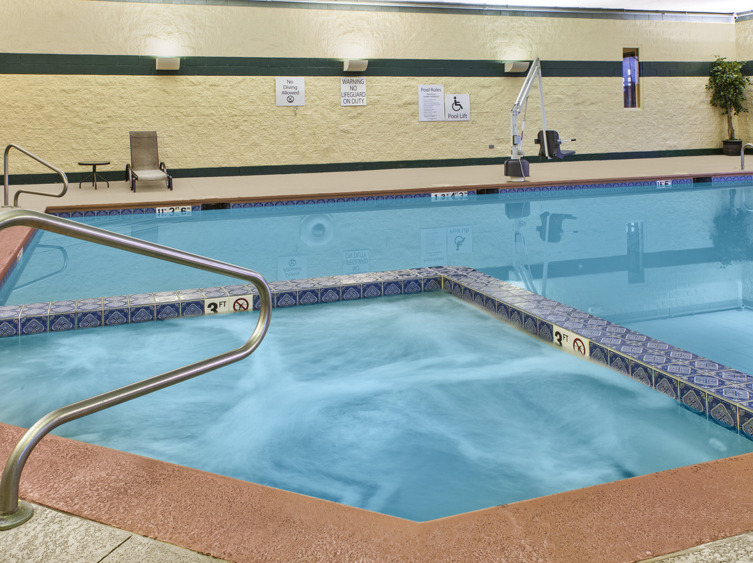 Holiday Inn & Suites Bolingbrook By IHG主图