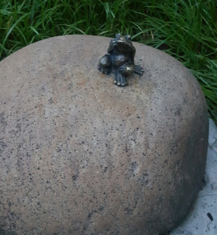 Frog-Traveler Monument景点图片