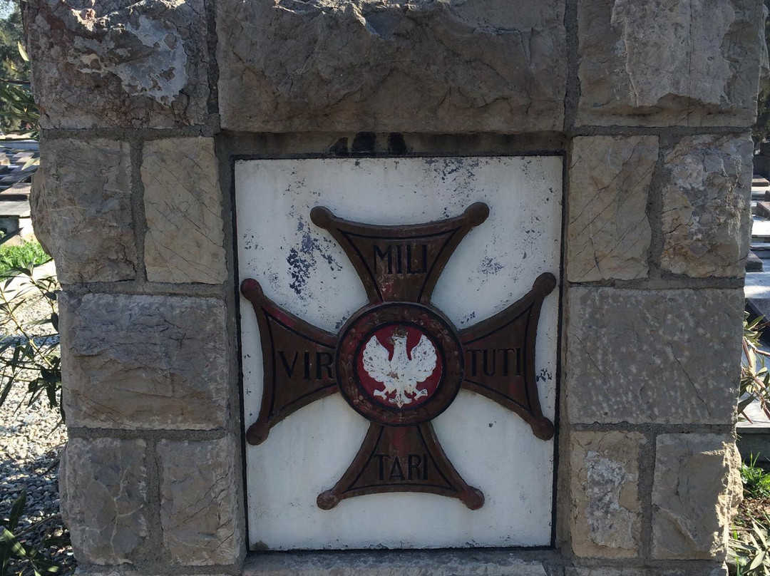 Doulab Catholic Cemetery景点图片