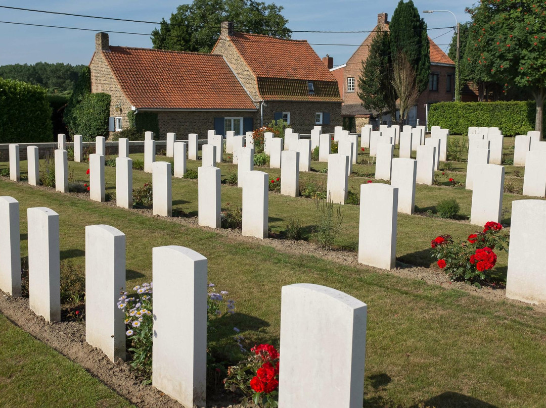 Lindenhoek Chalet Military Cemetery景点图片