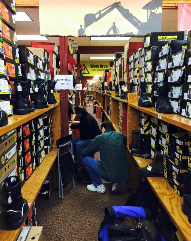 Cherokee Gift & Boot Outlet-Triadelphia必去景点