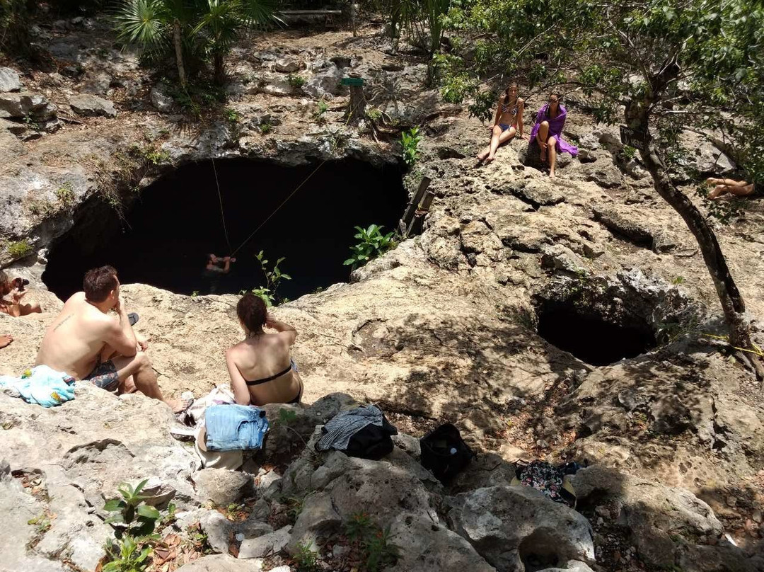Cenote Calavera景点图片