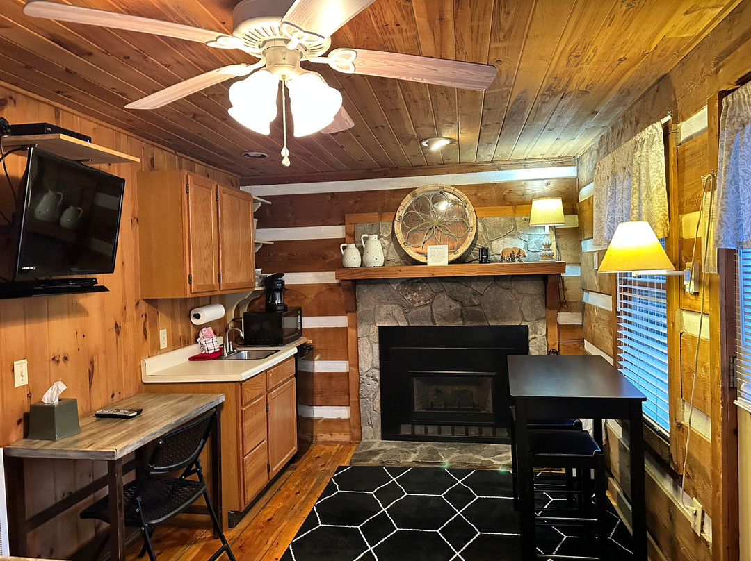 Mountainaire Inn and Log Cabins主图