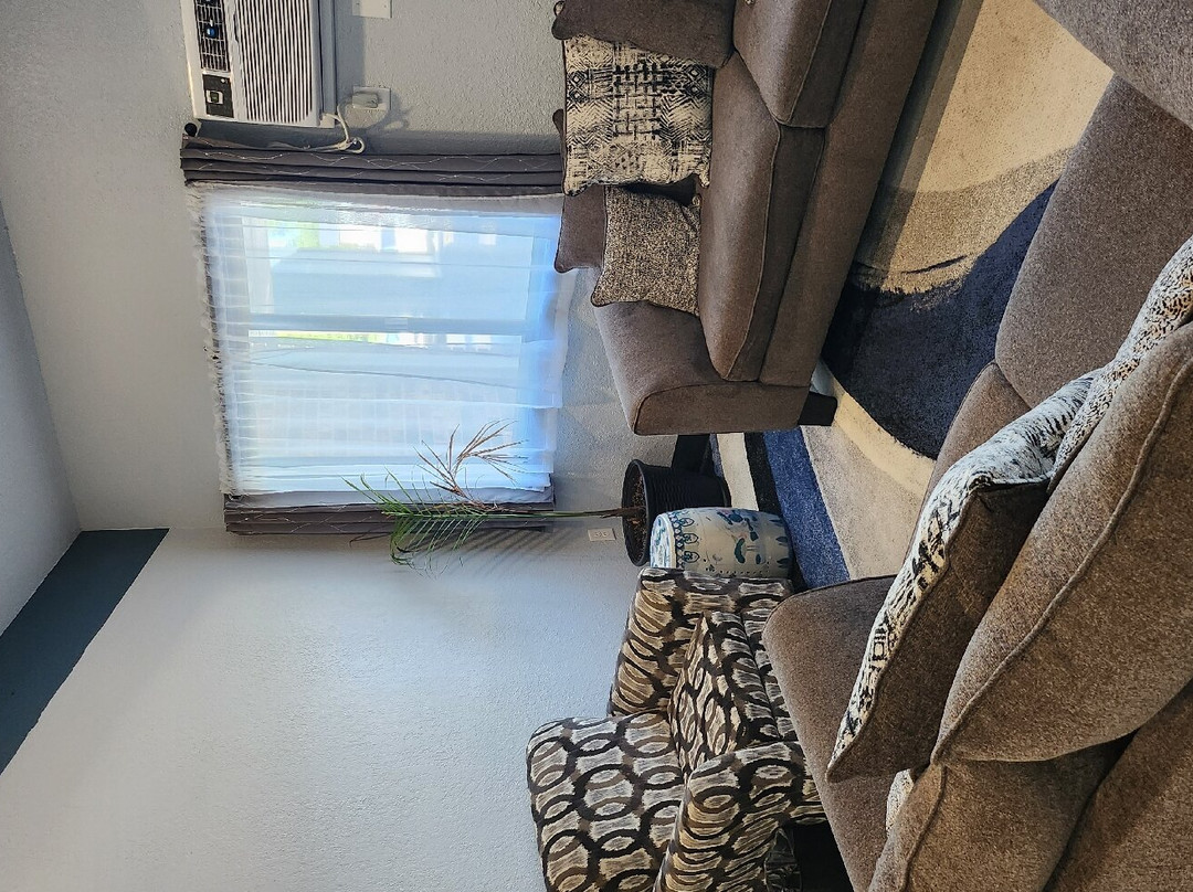 The Oasis Hotel & Bar主图