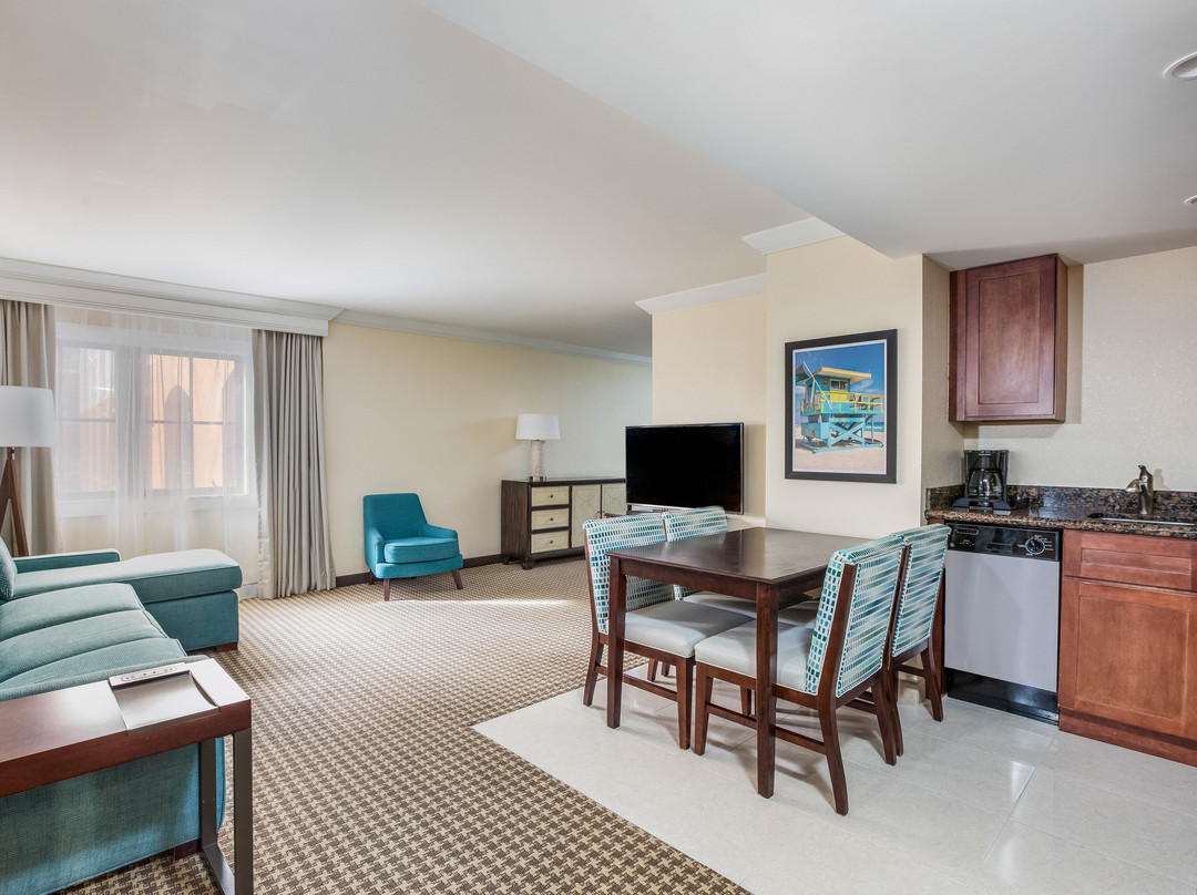 The Atlantic Suites on The Ave主图