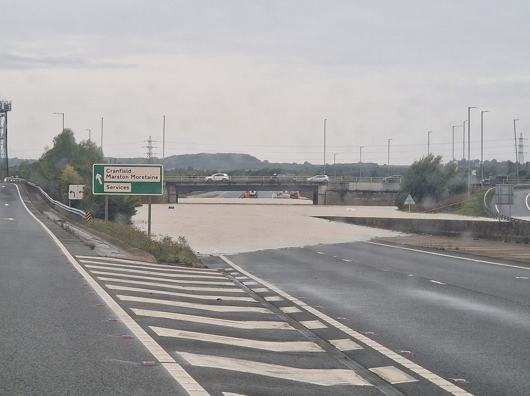 A421 Marston Moretaine Puddle景点图片