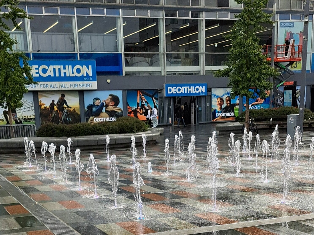 Queen's Square Fountain-克劳利必去景点