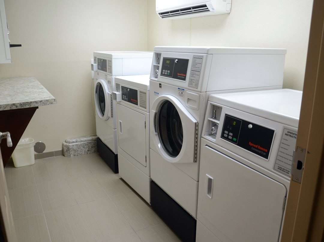 Giles Hotel Inn & Suites主图