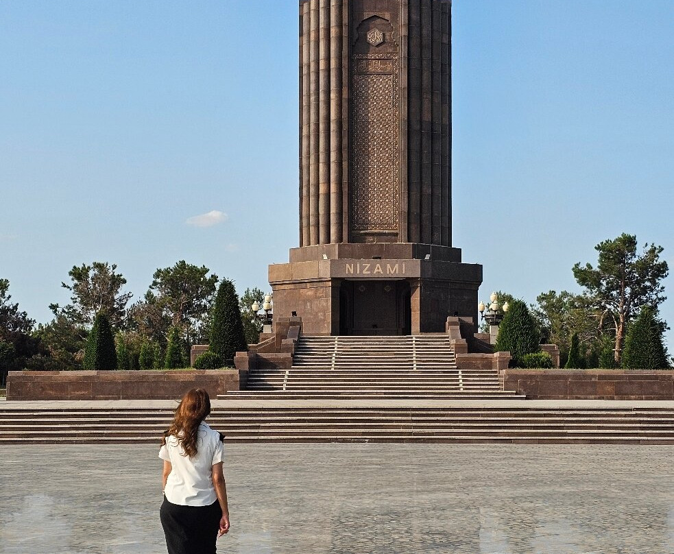 Nizami Ganjavi Mausoleum-占贾必去景点