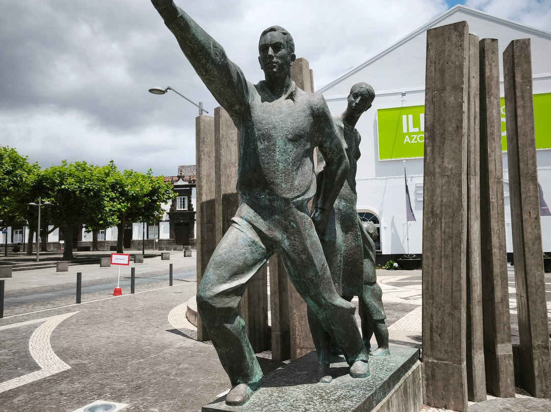 Monumento ao Emigrante-蓬塔德尔加达必去景点