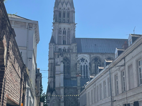 Basilique Notre-Dame-du-Saint-Cordon-瓦伦西安必去景点