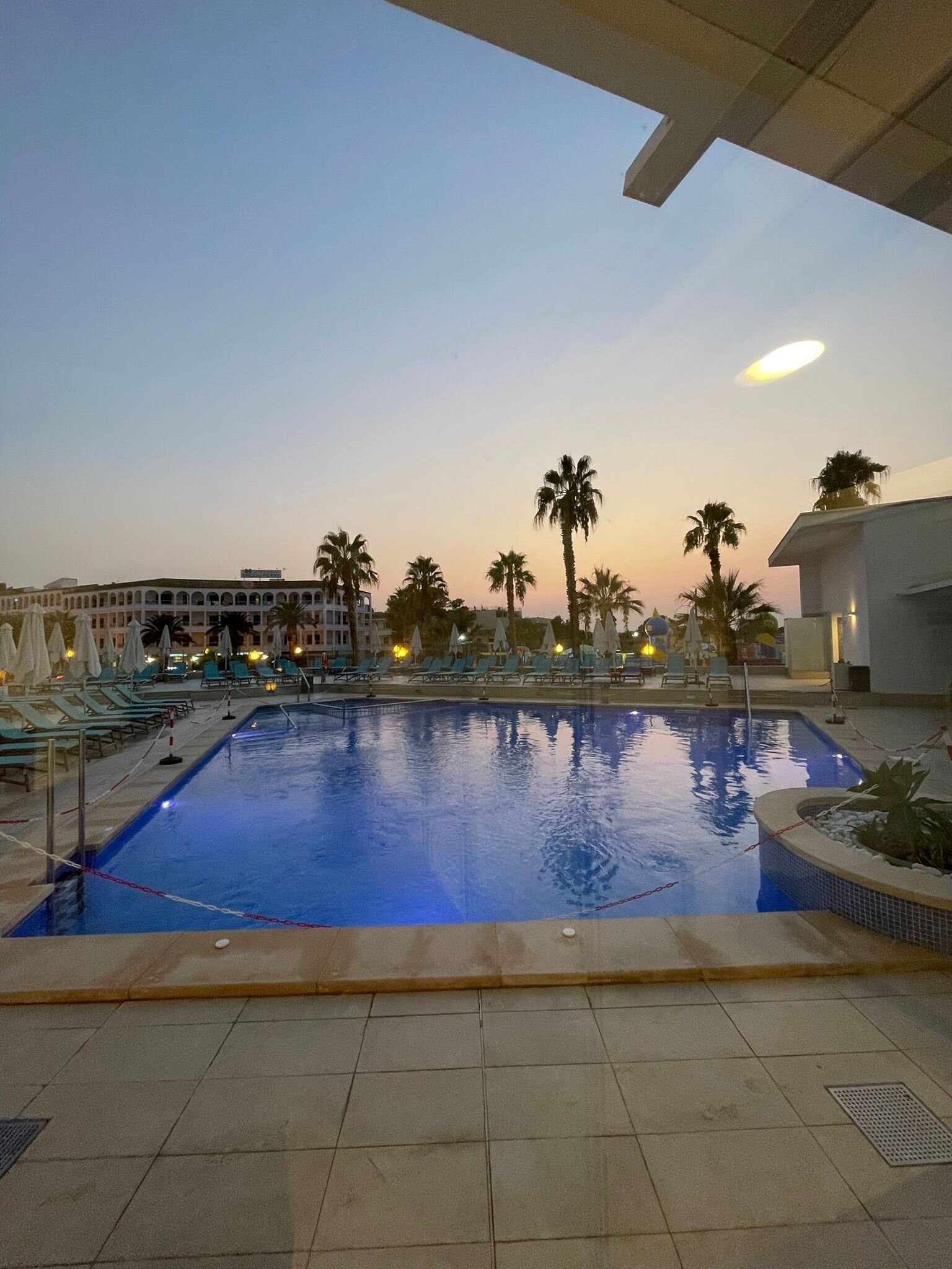 Universal Hotel Perla-官方