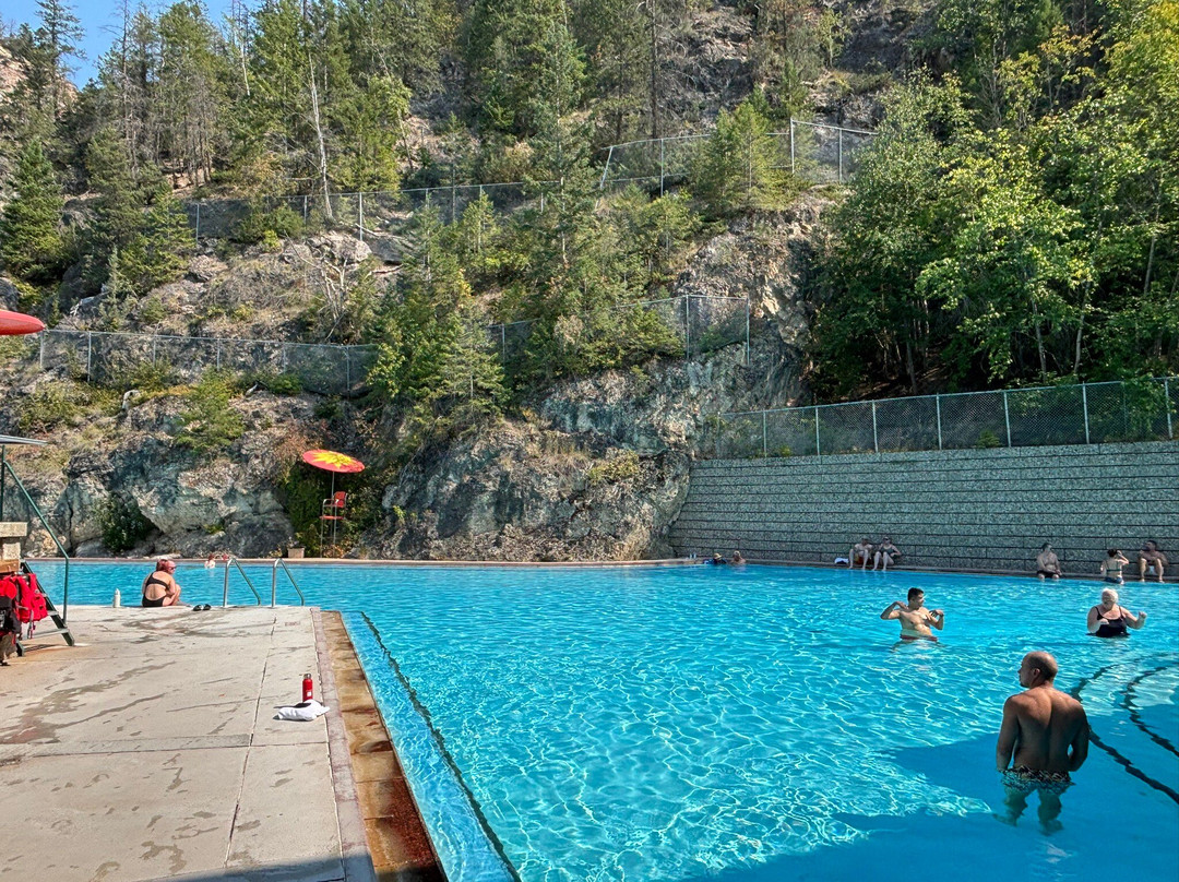 镭温泉村-Radium Hot Springs必去景点