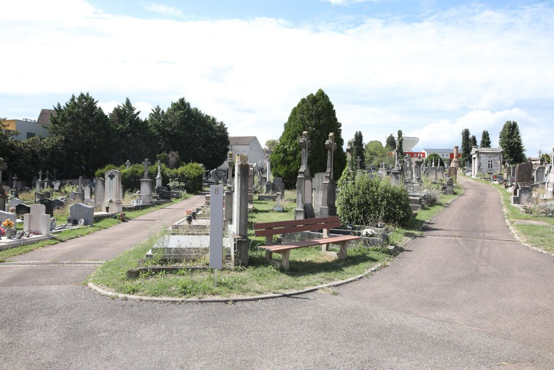 Cimetière De L'est-索恩河畔沙隆必去景点