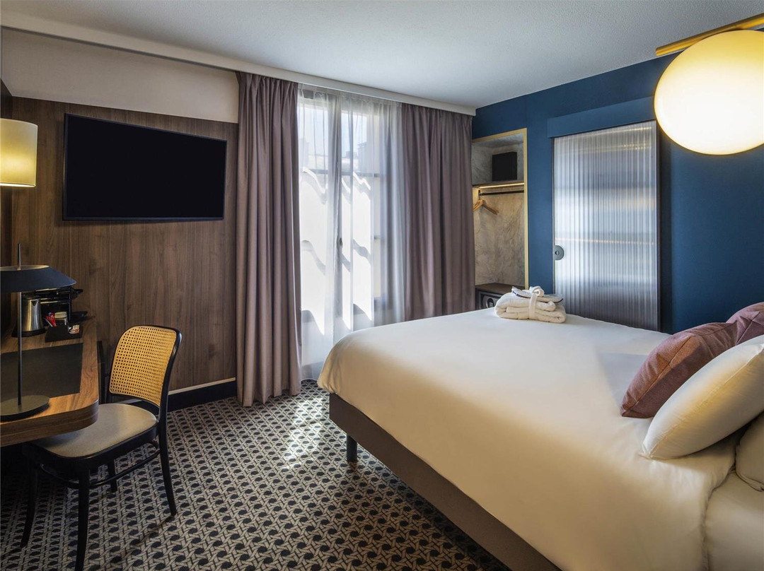 墨丘利凡尔赛城堡酒店主图