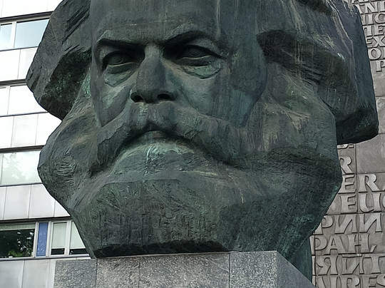 Karl-Marx-Monument-开姆尼斯必去景点