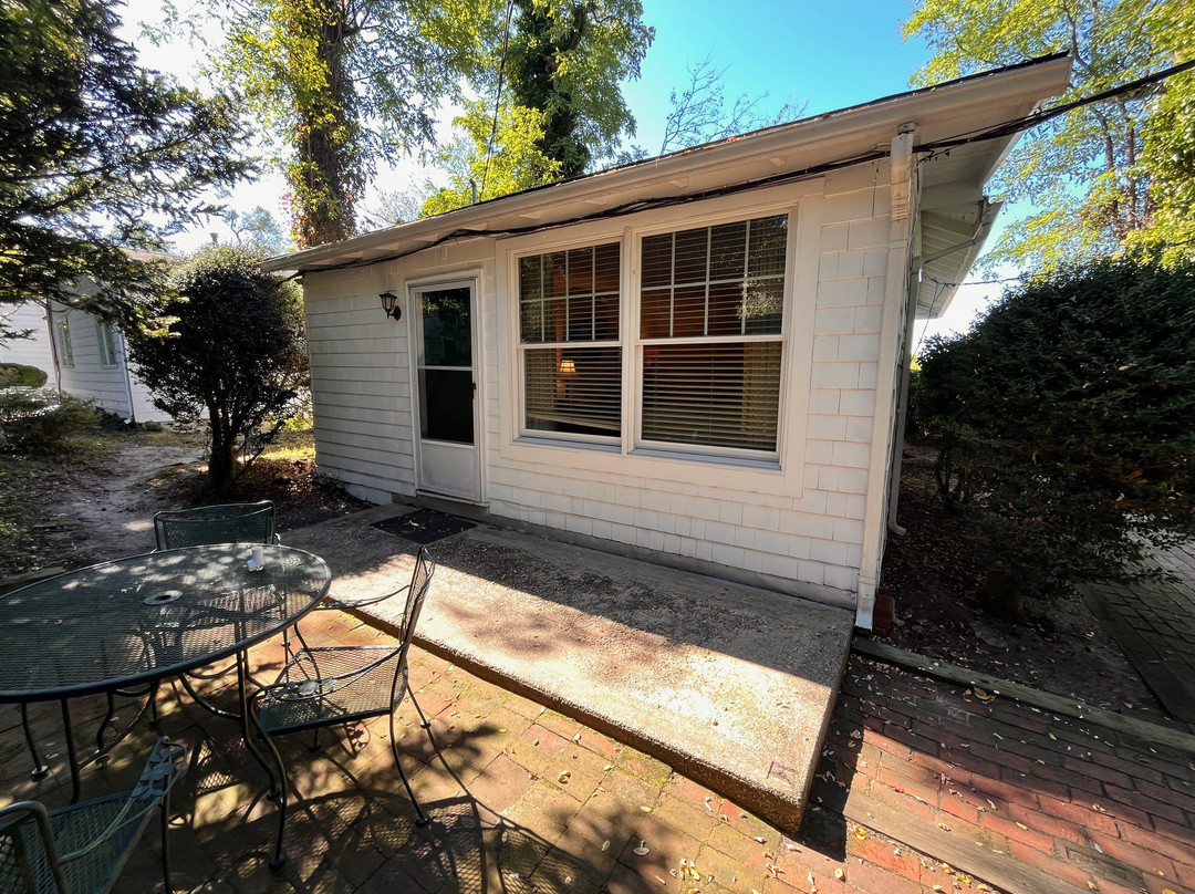 Three Village Inn主图