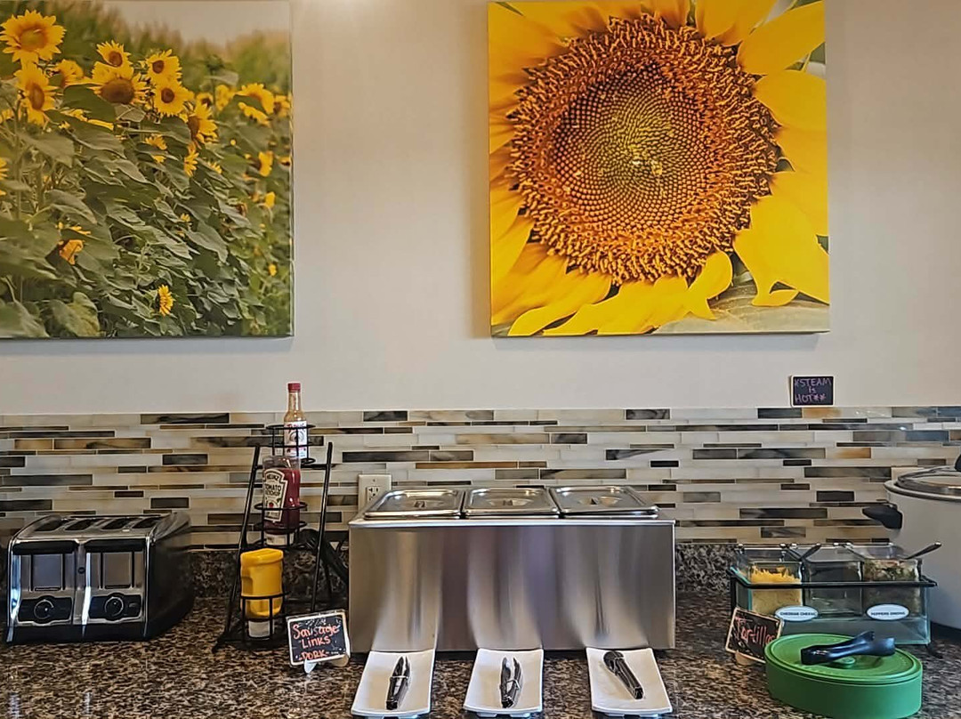 Best Western Plus Green Mill Village Hotel  Suites Convention Center主图