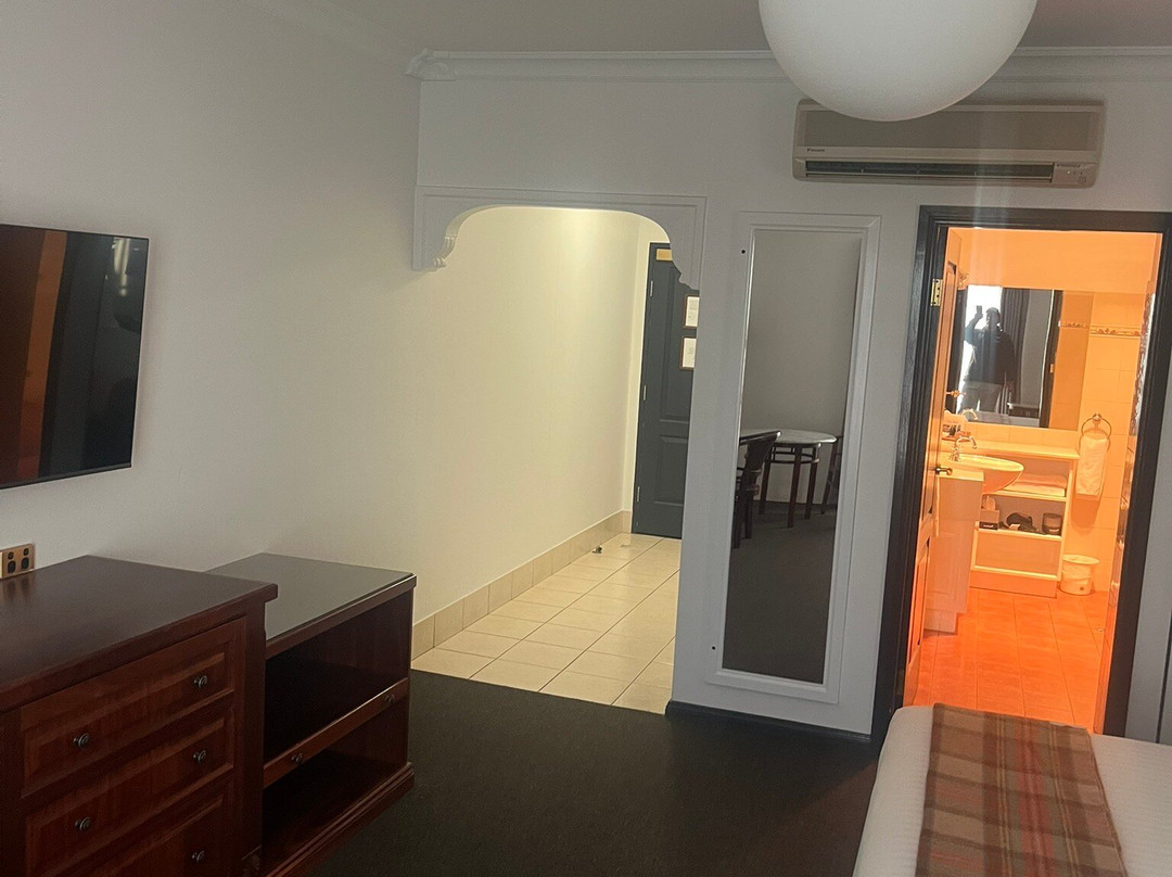 劳森河滨套房酒店主图