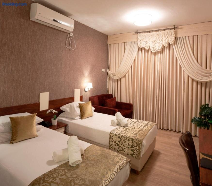 Aristocrat Hotel Glatt Kosher